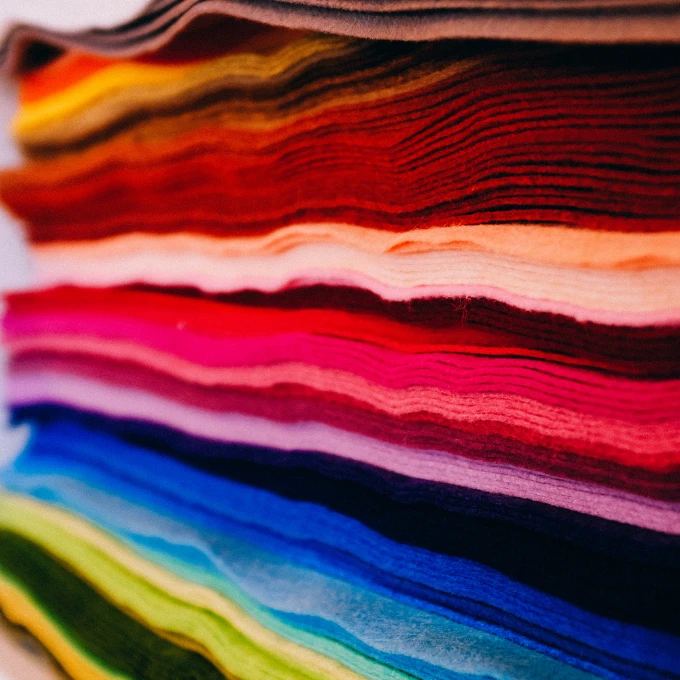 Hogyan válasszunk anyagot a tökéletes öltözékhez a textil bolt segítségével